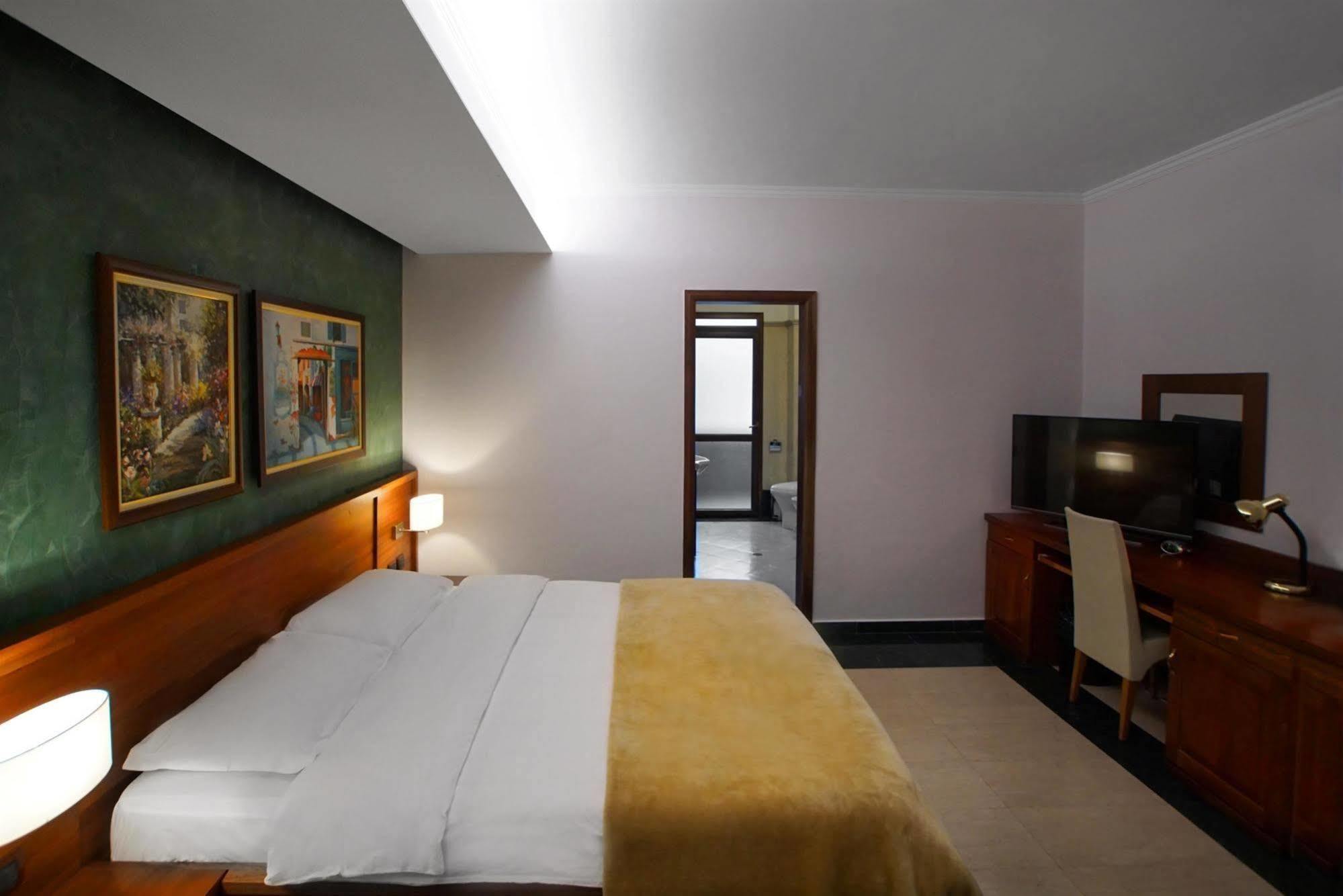 Nov Hotel تيرانا المظهر الخارجي الصورة